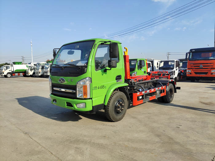 國六藍(lán)牌5方南駿勾臂垃圾車